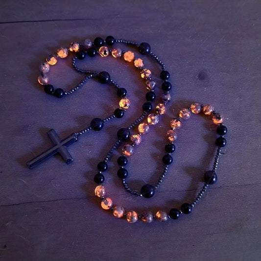 Acest colier rozariu este realizat din obsidian natural și euphorbie, un cristal vindecător cu energie protectoare ce reacționează la lumina ultravioletă.